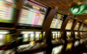 Studio dealer langsung Wild Bandito dengan kamera multi-sudut dan meja blackjack profesional